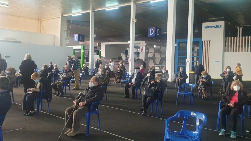 Mayores de 75 años esperan la vacuna de PFIZER en Yecla. ORM