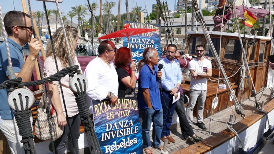 Presentación del concierto en el barco de ANSE, con Pedro García y el concejal de cultura del Ayuntamiento de Cartagena, David Martínez