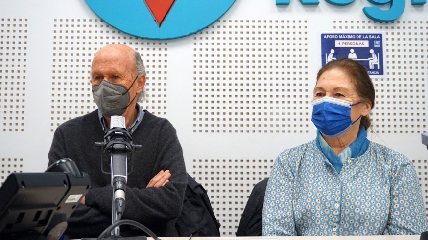 El pintor Pedro Serna, acompañado de su mujer, Isabel González