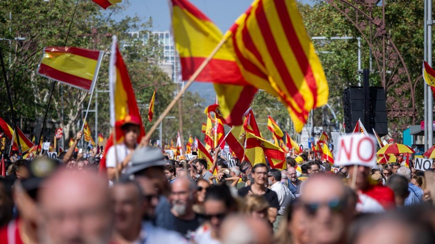 Miles de personas se manifiestan en Barcelona contra la amnistía con apoyo de PP, Vox y Cs