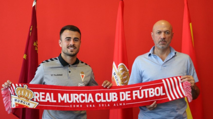 Silvente y Manolo Molina, en la última actualización de contrato del delantero. Foto: Real Murcia