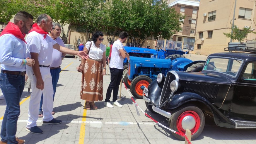 Exposición de vehículos antiguos en Jumilla con motivo de las fiesta del barrio de San Fermín