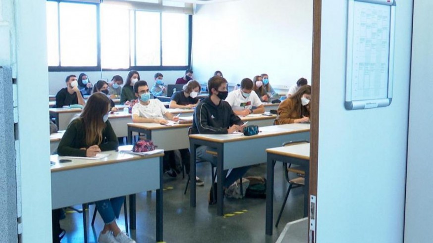 Alumnos con mascarilla en un aula (archivo). EUROPA PRESS