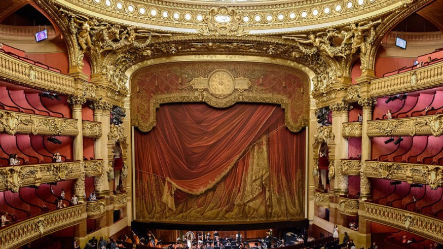 Escenario y palcos de teatro con orquesta