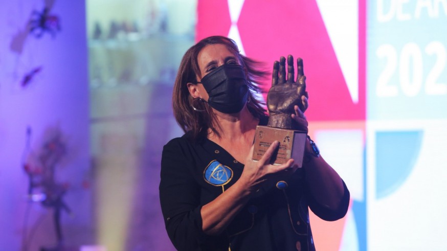 Marisa Peaguda con el premio Regional de Artesanía 2021