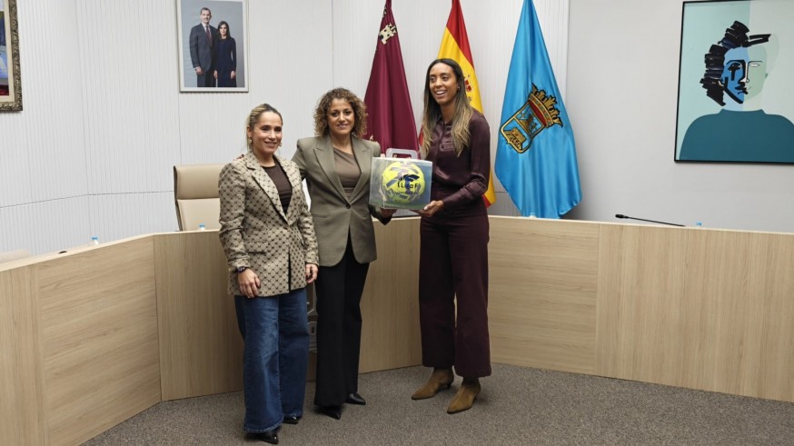 La presidenta de la Liga F visita Alhama: "Pronto podremos ver algún partido en abierto"
