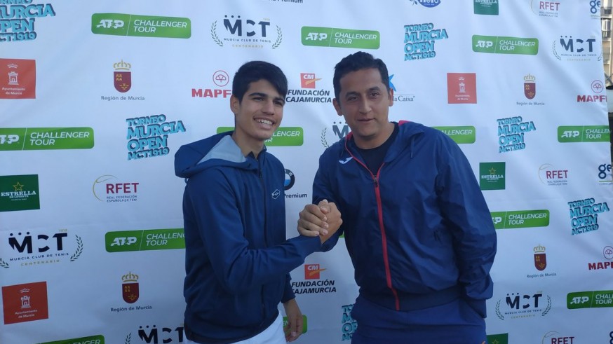 Carlos Alcaraz posa con Nicolás Almagro en el Murcia Club de Tenis