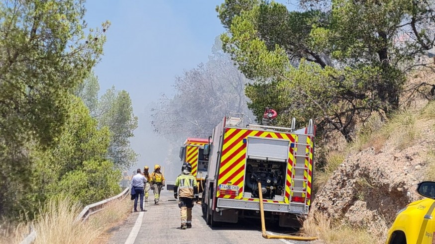 Un incendio forestal moviliza a un amplio operativo del Plan Infomur en la sierra de Macisvenda en Abanilla