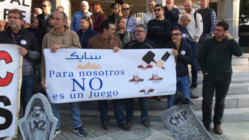 Los trabajadores de SABIC se concentran a las puertas de la Asamblea Regional 