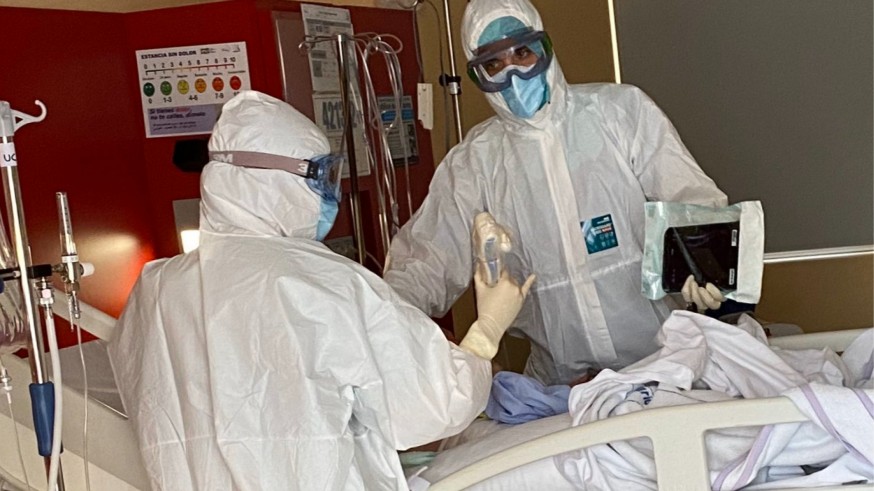 Sanitarios junto a paciente de covid