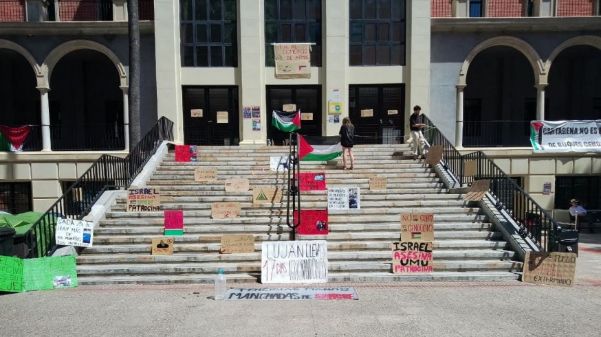 Los estudiantes acampados en la Universidad de Murcia se encierran en la Facultad de Letras