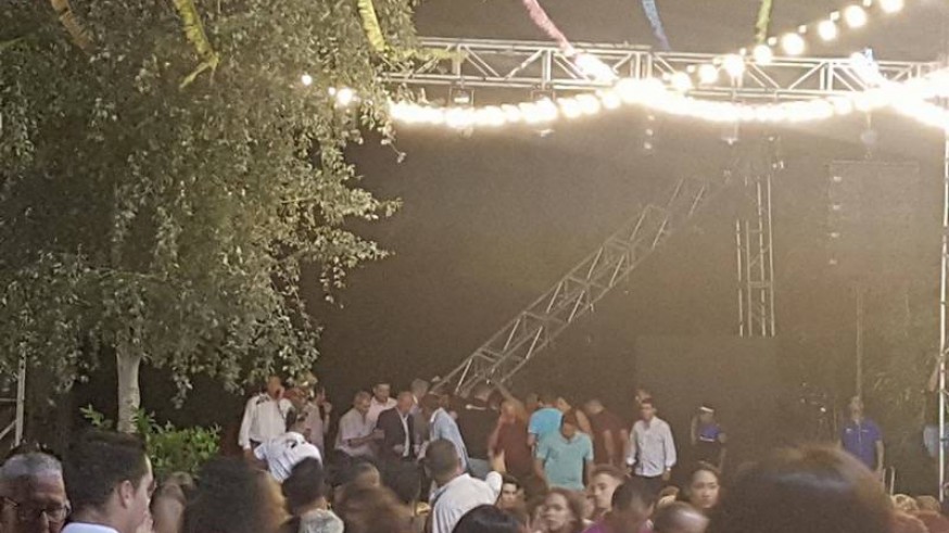 Momento de la caída de la estructura metálica