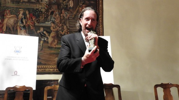 El escritor Jerónimo Tristante tras recibir el premio