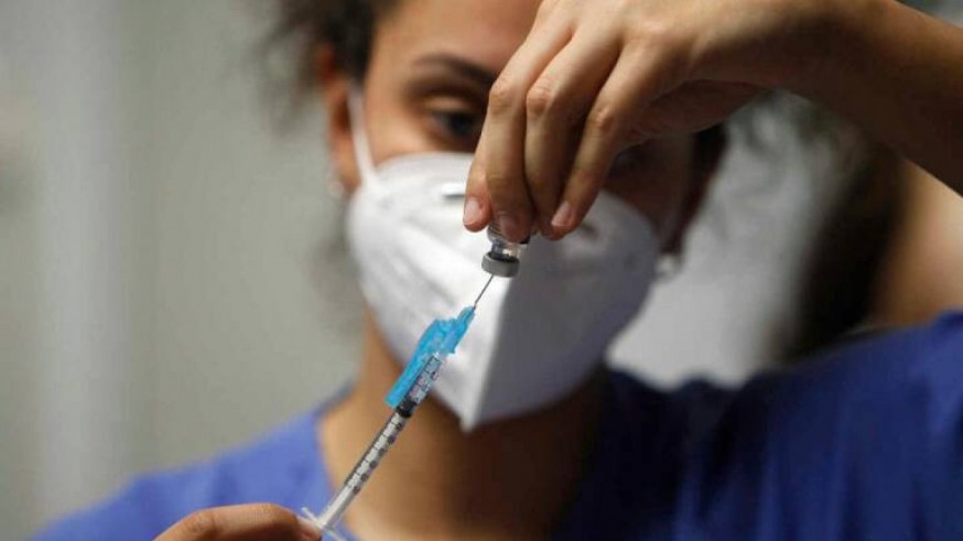 Una sanitaria prepara una dosis de la vacuna