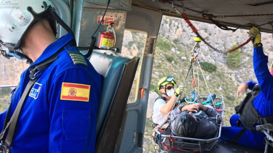Rescatan y trasladan al hospital a un parapentista accidentado en la Sierra de la Magdalena de Yecla