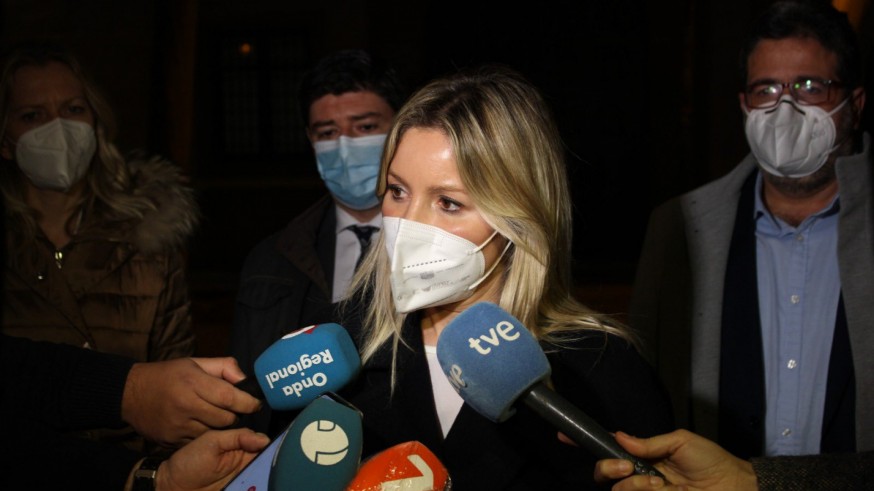 Martínez Vidal atiende a los medios a las puertas del Palacio de San Esteban