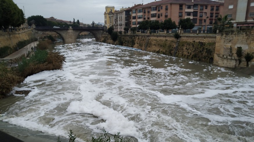 Una densa espuma blanca cubre la superficie del río Segura a su paso por Murcia