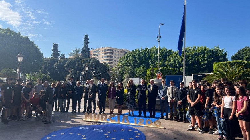 Izada la bandera de Europa frente al Ayuntamiento de Murcia 