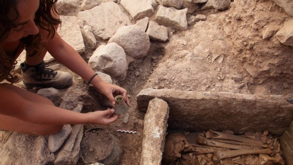 Eva Celdrán trabajando en la excavación de una tumba en La Bastida, Totana