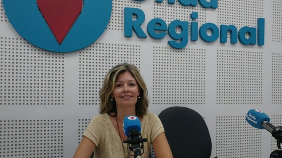 Esther Hortelano, durante una entrevista en Onda Regional