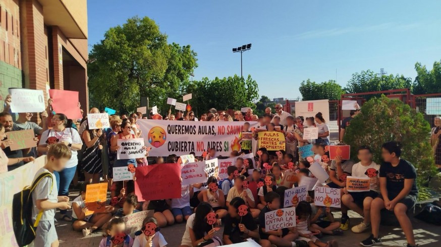 Las familias del colegio Nuestra Señora de los Ángeles en Rincón de Seca exigen la climatización urgente de las aulas