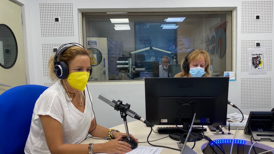 Adela Martínez-Cachá, a la izquierda, junto a Susana Azparren