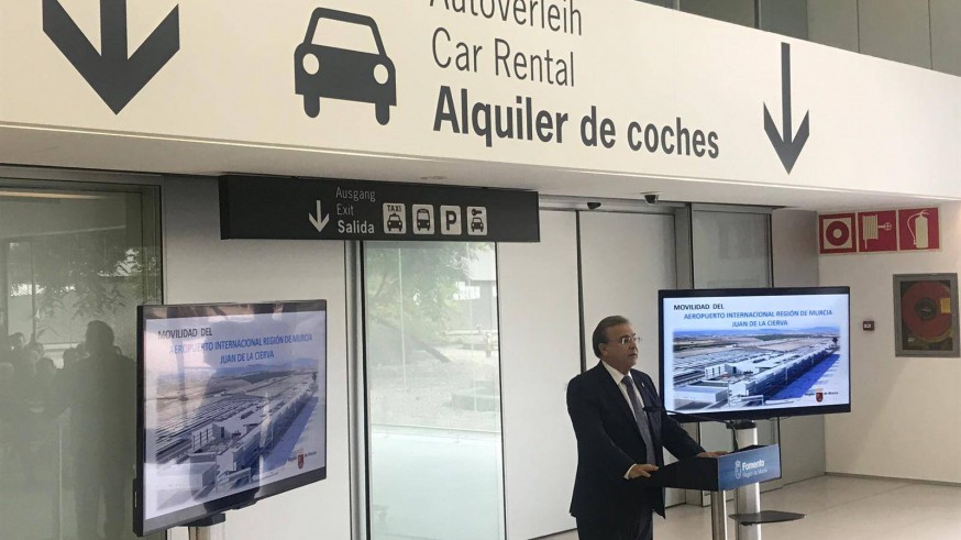 Valverde detalla el plan de movilidad para los viajeros en el aeropuerto de Corvera