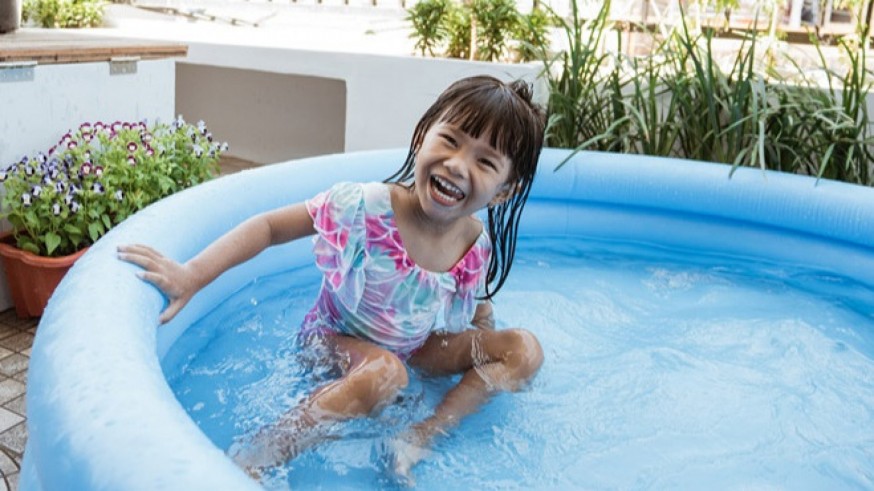Una niña en una piscina de agua