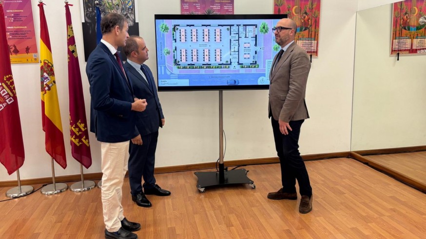 Los concejales Marco Antonio Fernández y José Francisco Muñoz, junto al pedáneo de Santiago y Zaraiche. ORM