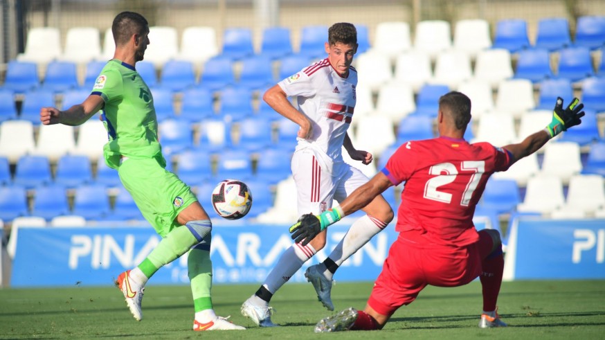 Arribas trata de asistir al delantero en el área. Foto: FC Cartagena
