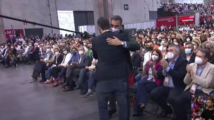 Francisco Lucas abraza a Pedro Sánchez antes de unirse a la nueva ejecutiva. Captura YOUTUBE-PSOE