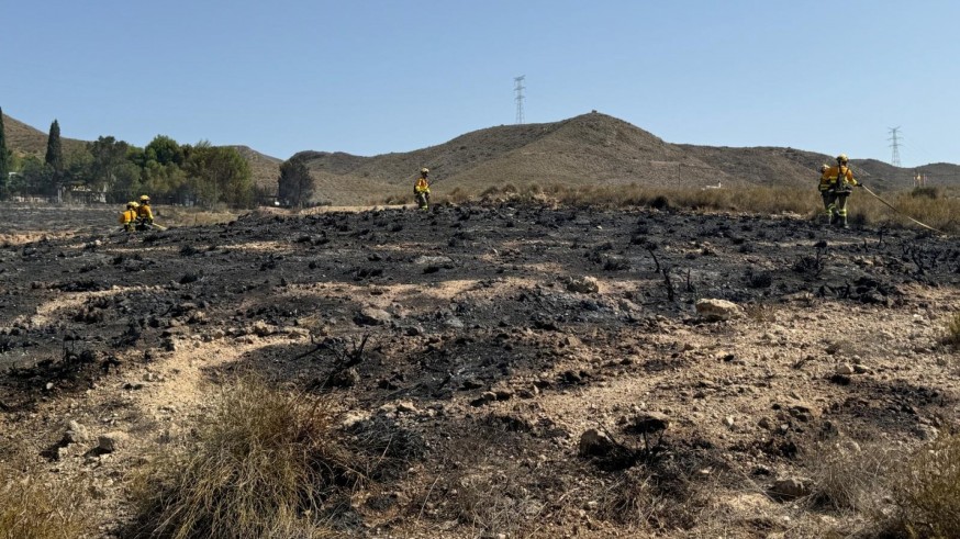 Los servicios de emergencia buscan controlar un incendio forestal en Lorca