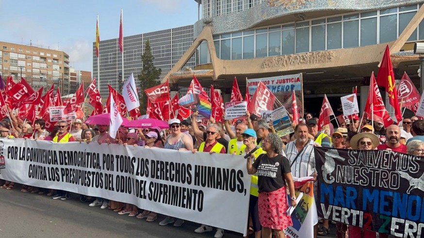 Protesta de 48 colectivos sociales contra los presupuestos de la Región 