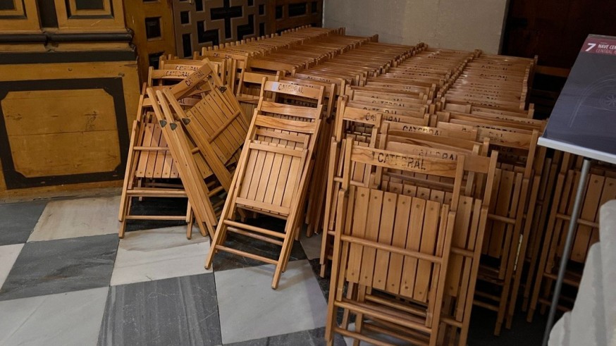 Huermur alerta del riesgo de incendio por acumular sillas de madera en la catedral de Murcia