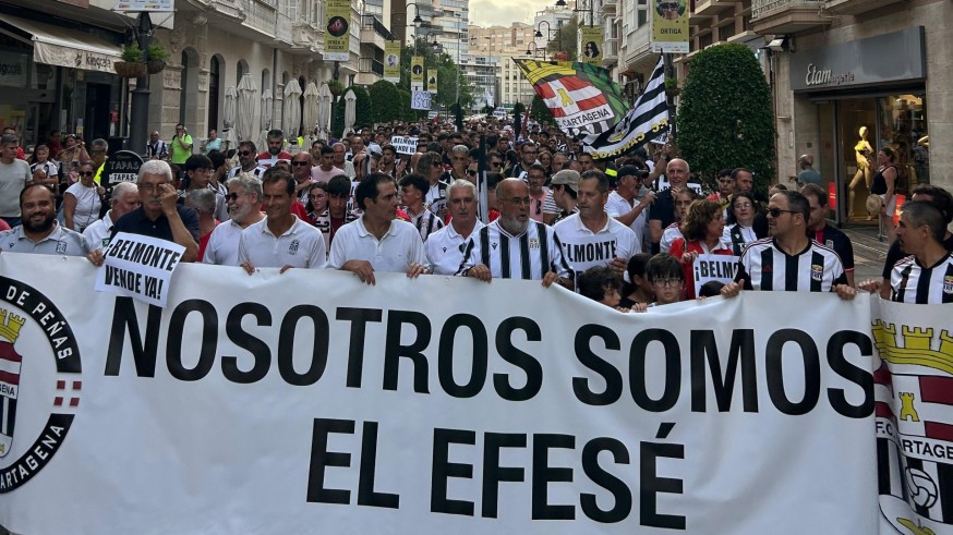 Las peñas del Cartagena se manifiestan al grito de "Belmonte vete ya"