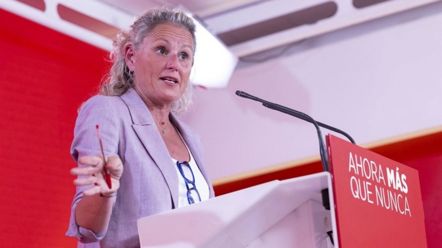 La portavoz del PSOE, Montse Mínguez, anuncia que da "un paso atrás"