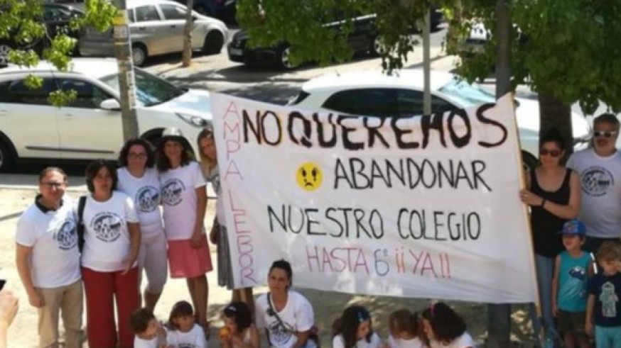 Una protesta de las familias del Colegio Lébor Alto