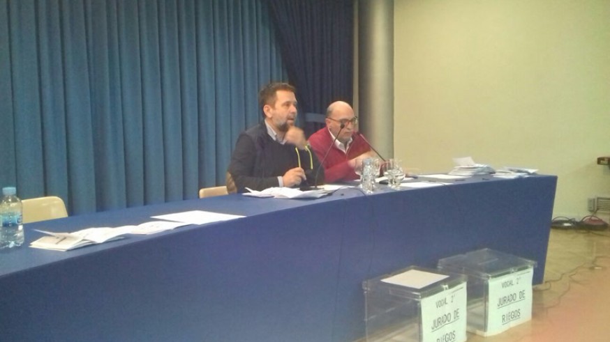 Juan Marín (izda.) durante la asamblea de regantes. Francisco Gómez