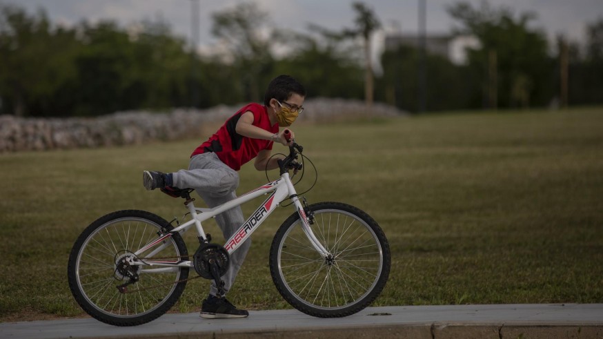 Un niño en bicicleta por la calle
