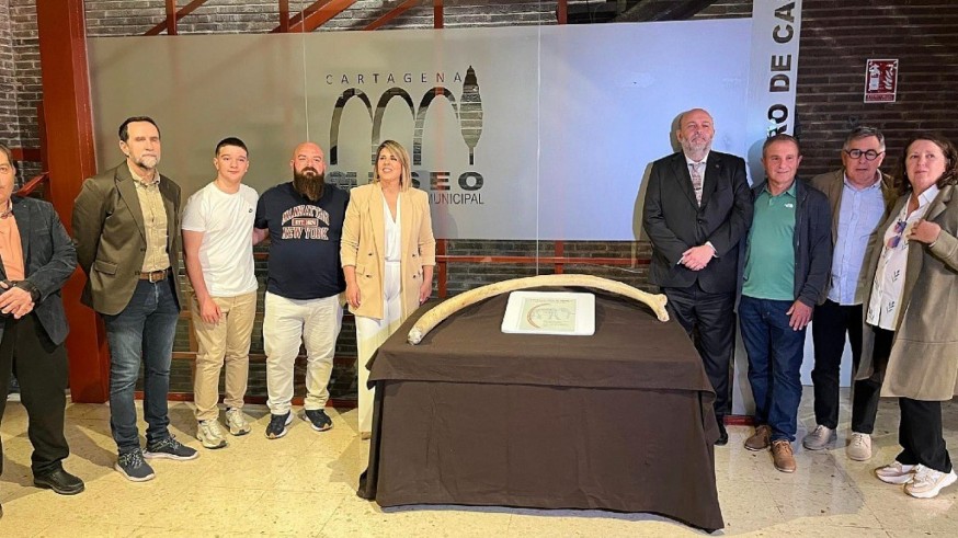 Donan un hueso de mamut en Cartagena