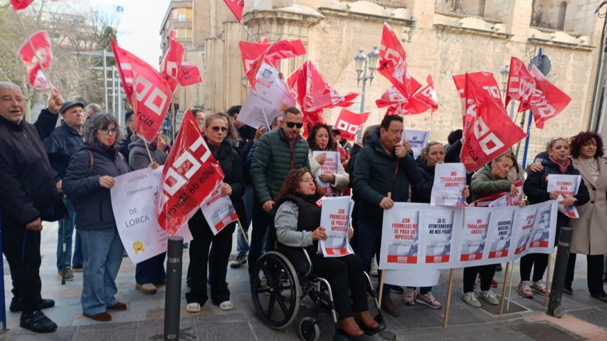 Protesta de las trabajadoras de la limpieza de Yecla por los impagos de la anterior concesionaria