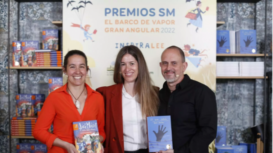 'El mar detrás' premio al mejor libro de literatura juvenil de la editorial SM del escritor murciano Ginés Sánchez Muñoz