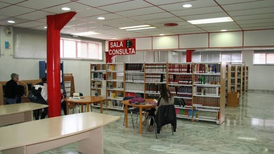 La biblioteca desde tu sofá. La Biblioteca de Cehegín abre sus puertas como refugio climático y literario este verano