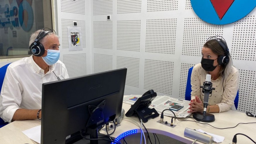 Joaquín Azparren y Belén Unzurrunzaga en los estudios de Onda Regional. ORM