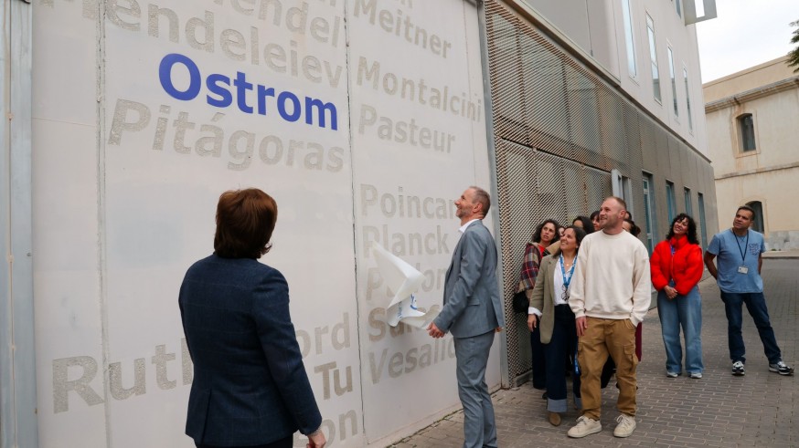 Elinor Ostrom, Nobel de Economía 2009, ya luce en la fachada de la UPCT