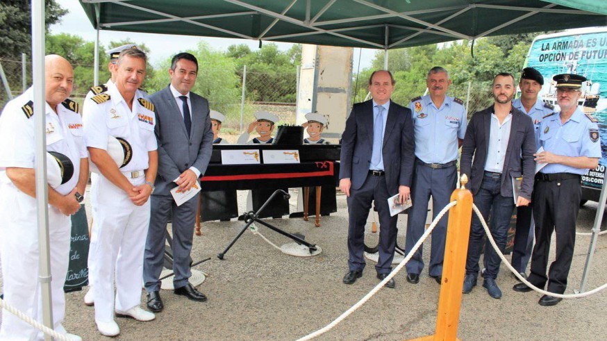 Joaquín Buendia y José Ramón Carrasco en un stand sobre la Escuela de Submarinos de la Armada Española. AYTO. ALCANTARILLA