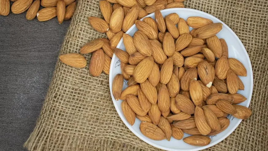 La almendra americana monopoliza el mercado y castiga los precios de la escasa producción regional