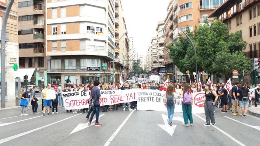 La manifestación discurriendo por la Gran Vía de Murcia