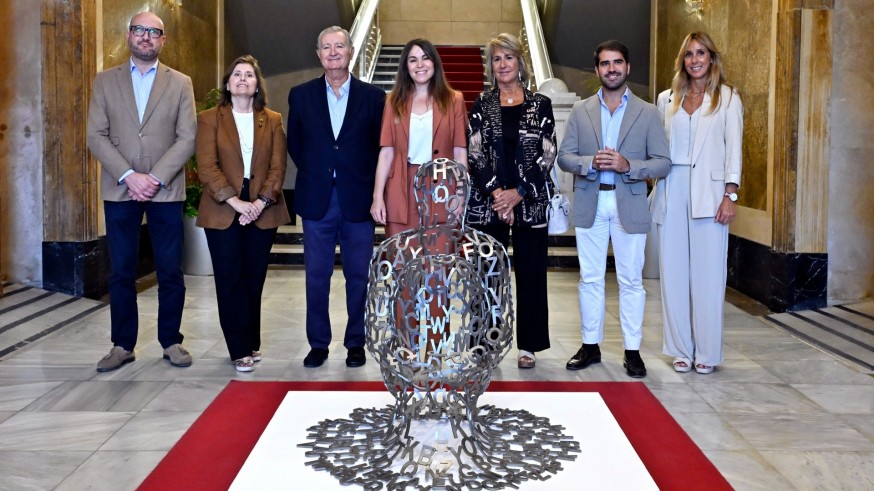 Una nueva escultura de Jaume Plensa llega al Ayuntamiento de Murcia hasta diciembre