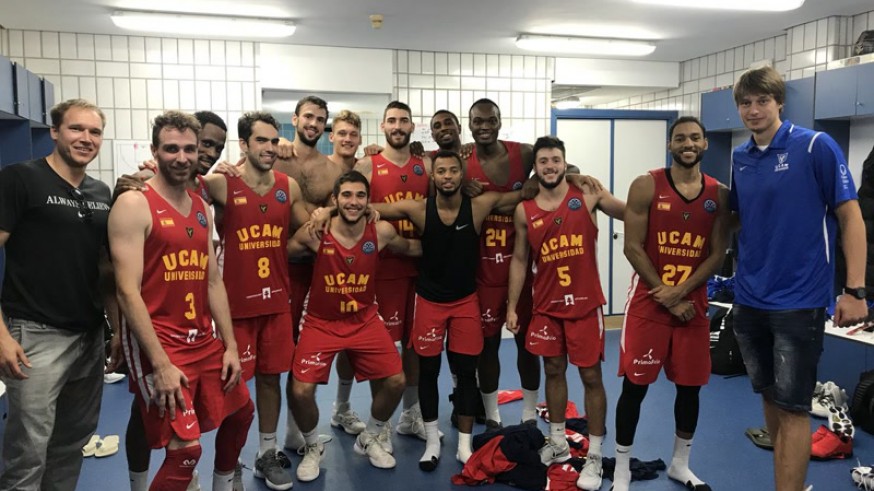 Los jugadores del UCAM celebran la victoria